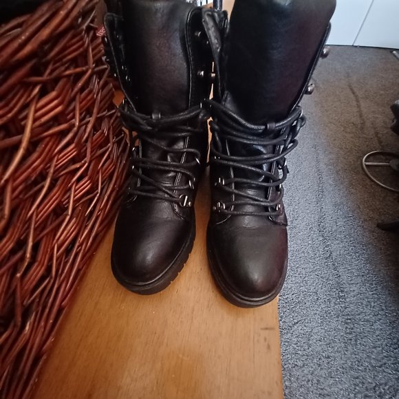 COMBAT CUTIE - BOOTS! LIKE NEW! - Picture 7 of 9